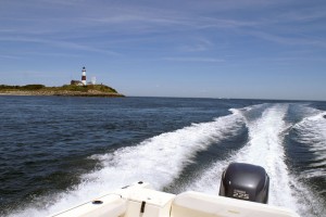 lighthouse-boat-wake